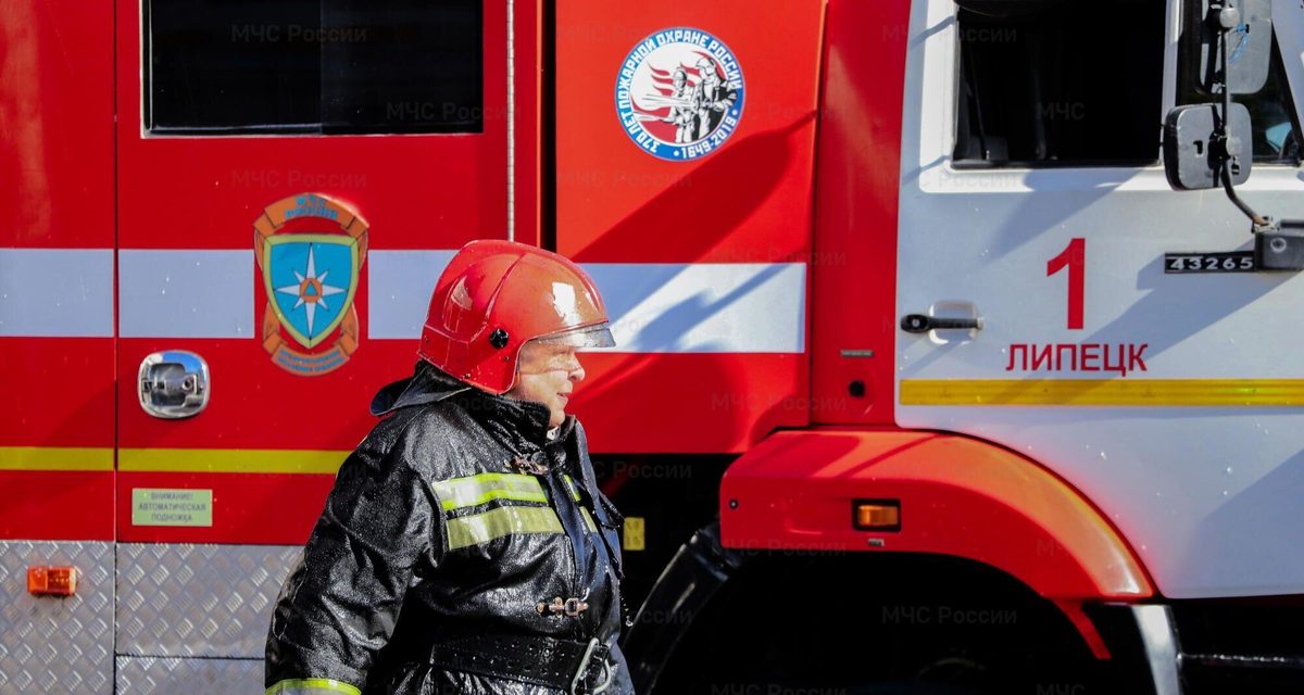 Полковника Дмитрия Янкина проводили на пенсию сиренами и струями воды после 31 года службы