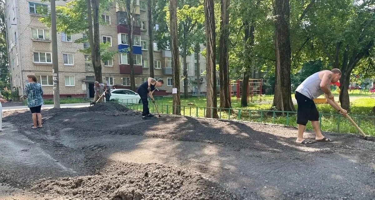 В Липецке вторичным асфальтом обустроили парковки и дорожки во дворах по просьбам жителей